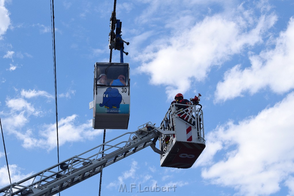 Koelner Seilbahn Gondel blieb haengen Koeln Linksrheinisch P162.JPG